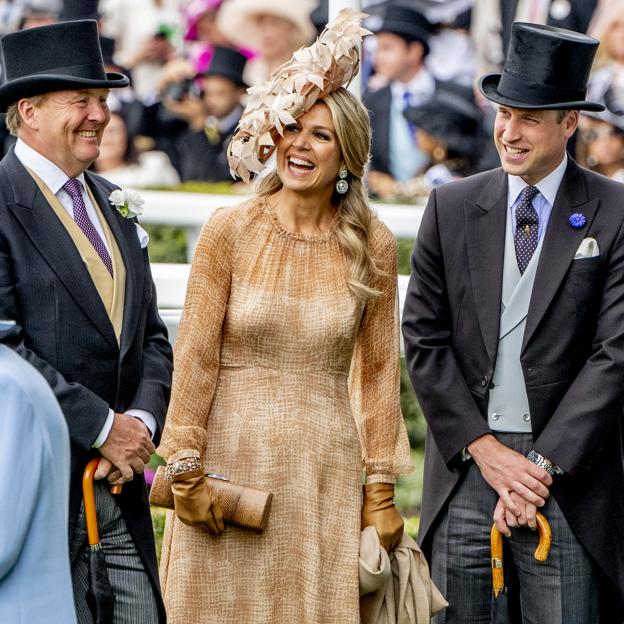 Los reyes Guillermo y Máxima junto al príncipe Guillermo de Inglaterra. 