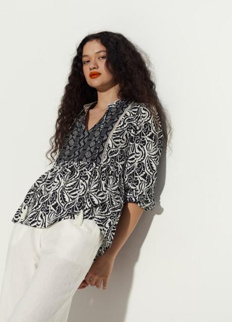 Blusa estampada de Sfera (19,99 euros)