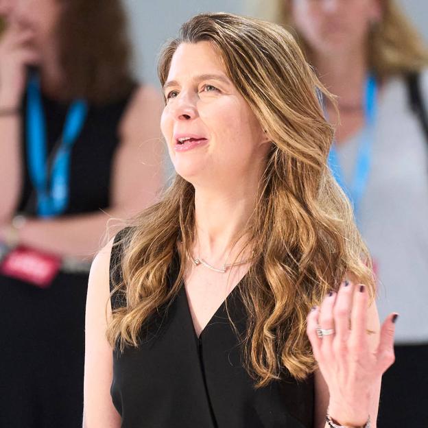 El look con alpargatas de María Dolores Ocaña, la secretaria de Letizia, que llevaría la reina (con bolso original incluido)