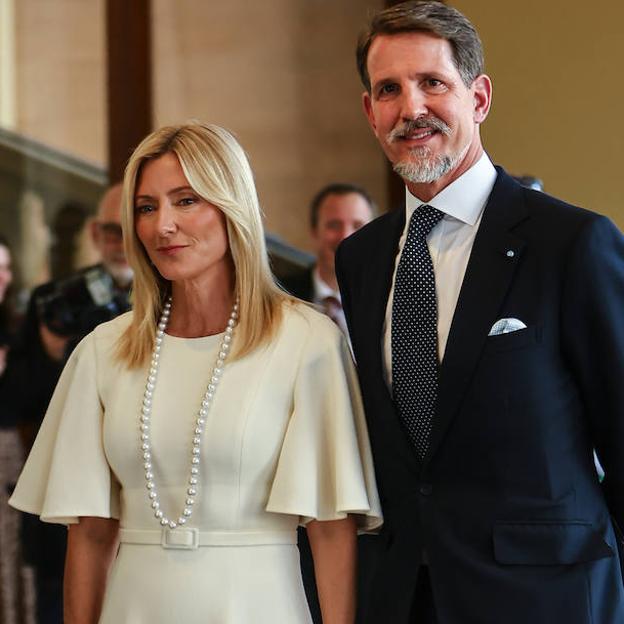 Las alpargatas con cuña más elegantes son estas bicolor que ha llevado Marie Chantal Miller