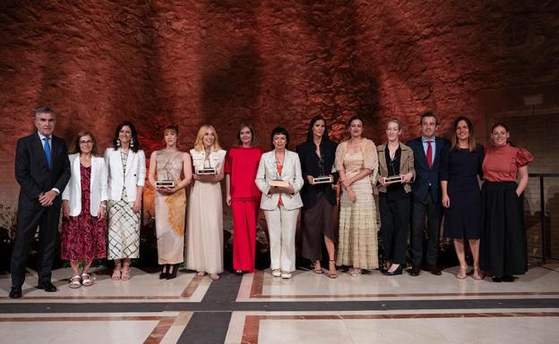 Foto de familia de los I Premios Barcelona Icónica. De izquierda a derecha: Iñaki Arechabaleta, CEO de Vocento y presidente de TESA; Carmen Fernández, directora de Talento Directivo y Cultura de Naturgy; la actriz Greta Fernández; la diseñadora Teresa Helbig; Lourdes Garzón, directora de Mujerhoy; la cocinera Fina Puigdevall; la empresaria y modelo Alex Rivière; Samary Fernández Feito, directora directora general del Área de Lujo, Estilo de Vida y Revistas de Vocento; la escritora Milena Busquets; Alfredo Jiménez-Millas, director general de Vocento.Medios; Reyes Embid, Marketing manager de Rowenta; y Verónica Lourido, directora comercial de Lifestyle de Vocento.Medios.