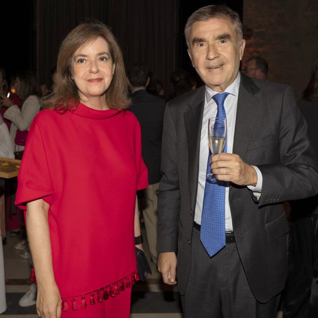 Lourdes Garzón, directora de Mujerhoy, junto a Iñaki Arechabaleta, CEO de Vocento y presidente de TESA.