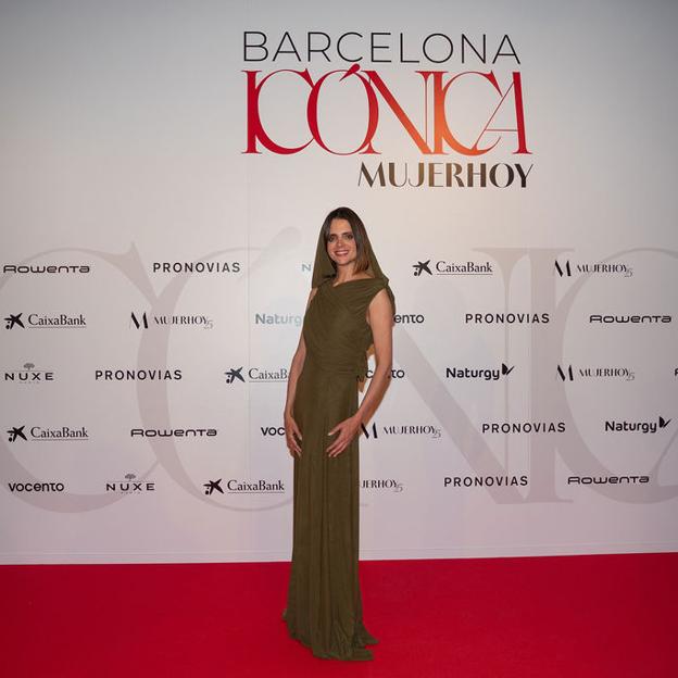 La actriz Macarena Gómez, con look de Teresa Helbig, fue una de las invitadas de Barcelona Icónica.