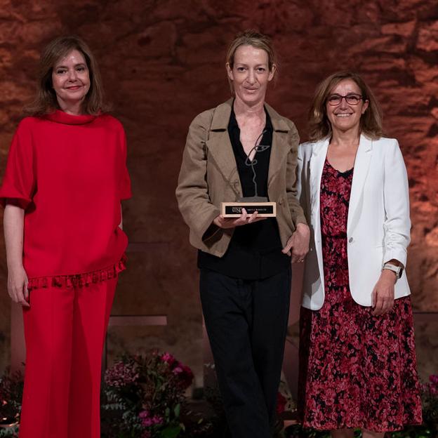 La escritora Milena Busquets, junto a Lourdes Garzón, directora de Mujerhoy; y Carmen Fernández, directora de Talento Directivo y Cultura de Naturgy.