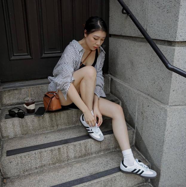 Influencer con zapatillas de moda