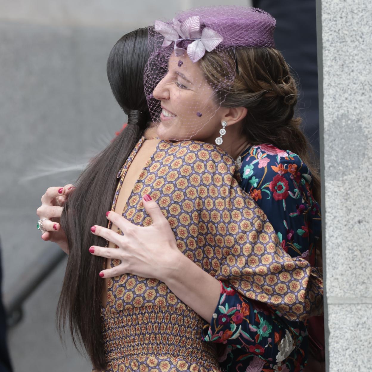 Victoria López-Quesada de Borbón-Dos Sicilias con su prima en la boda del alcalde con Teresa urquijo. /gtres