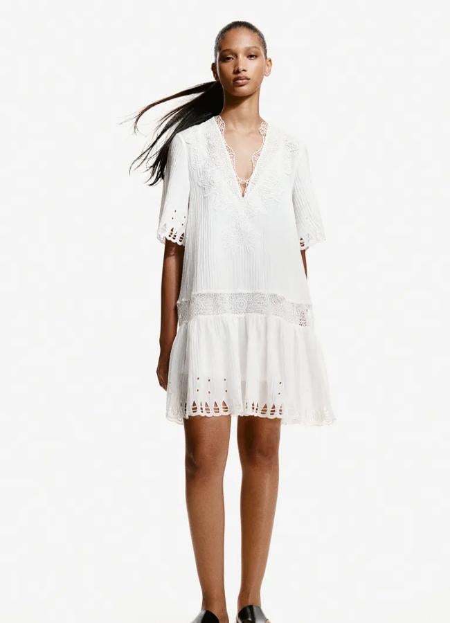 Vestido con bordados en blanco de H&M.