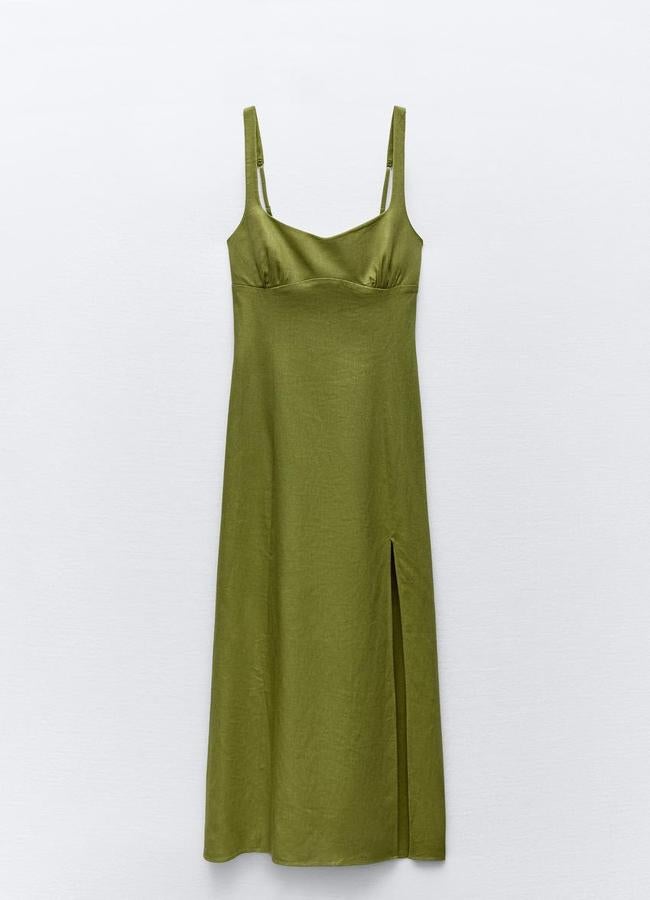 Vestido verde de lino de Zara.