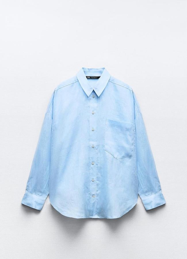 Camisa azul de lino de Zara, 25,95 euros.