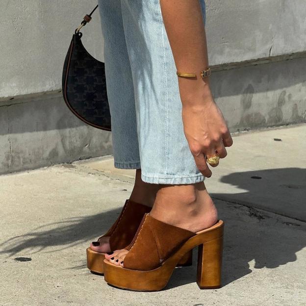 Influencer con sandalias con plataforma de madera