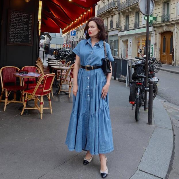 Influencer con vestido elegante para verano