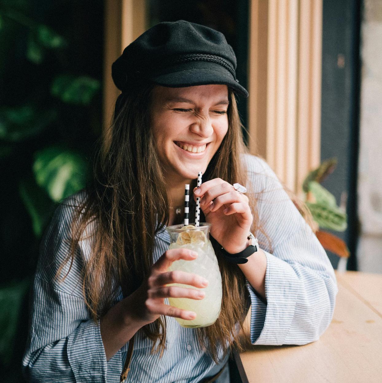 Mujer tomando zumo de limón/pexels