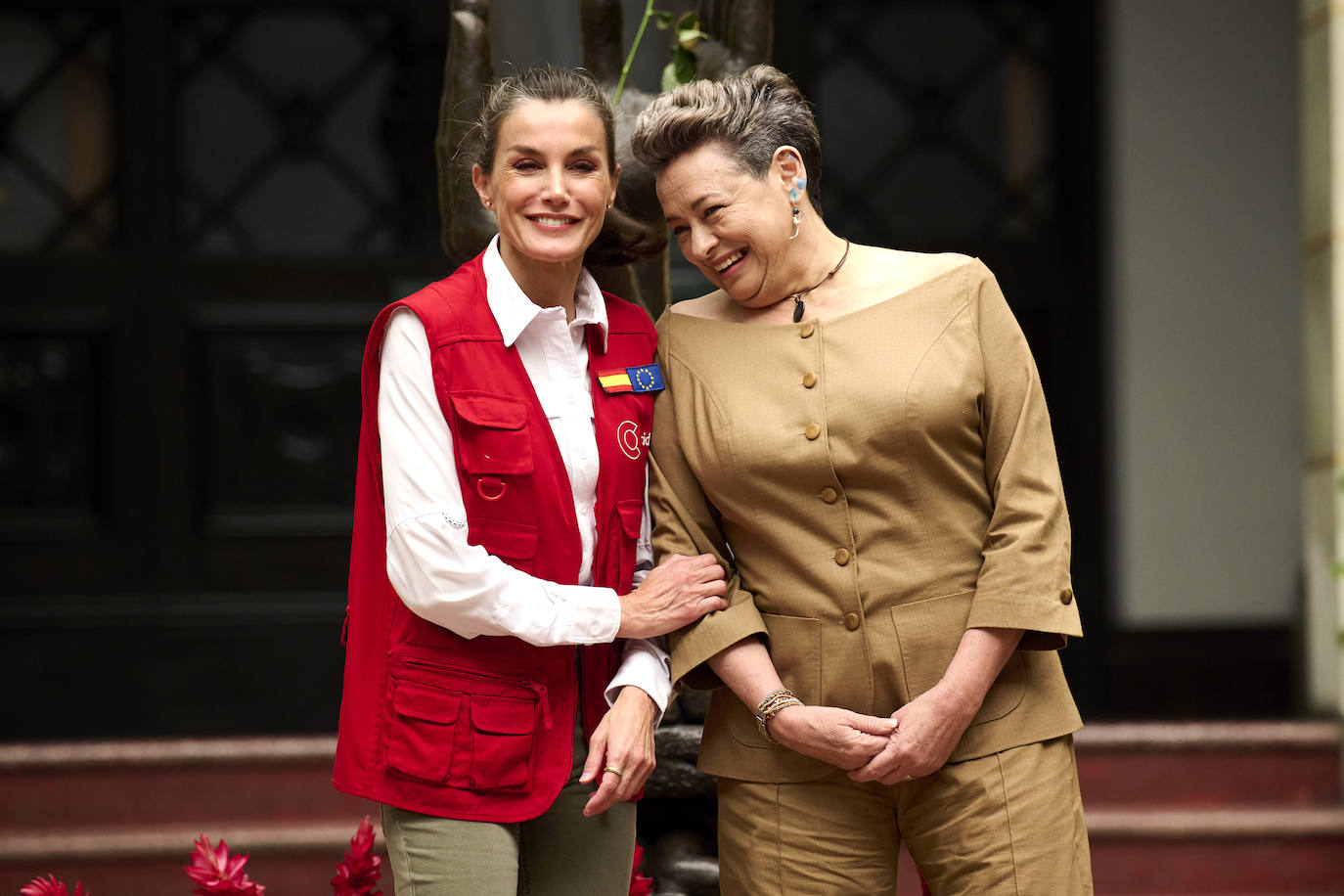 La reain Letizia, con chaleco rojo, junto a la primera dama de Guatemala, Lucrecia Peinado./getty images