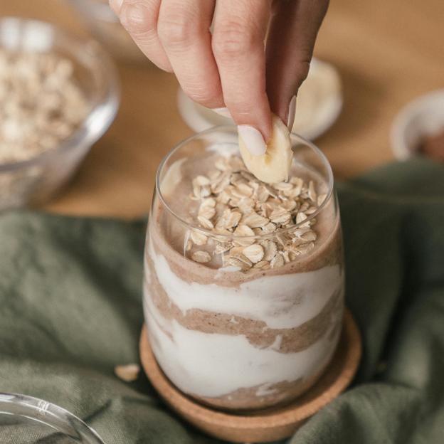 El batido de melón y avena contiene fibra soluble, que fomenta la saciedad y ayuda a adelgazar. 