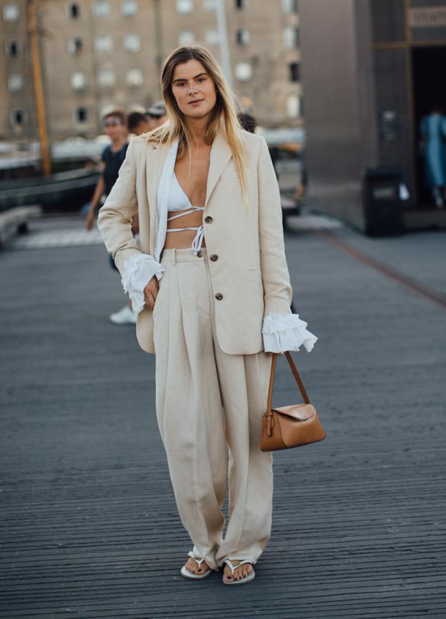 Una mujer con traje y chanclas. Foto: Launchmetrics spotlight