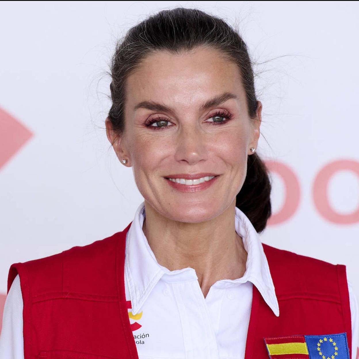 La reina, con el chaleco rojo de cooperación, en Guatemala/getty images