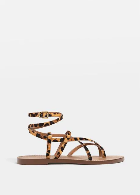 Sandalias con estampado animal de Stradivarius (35,99 euros)