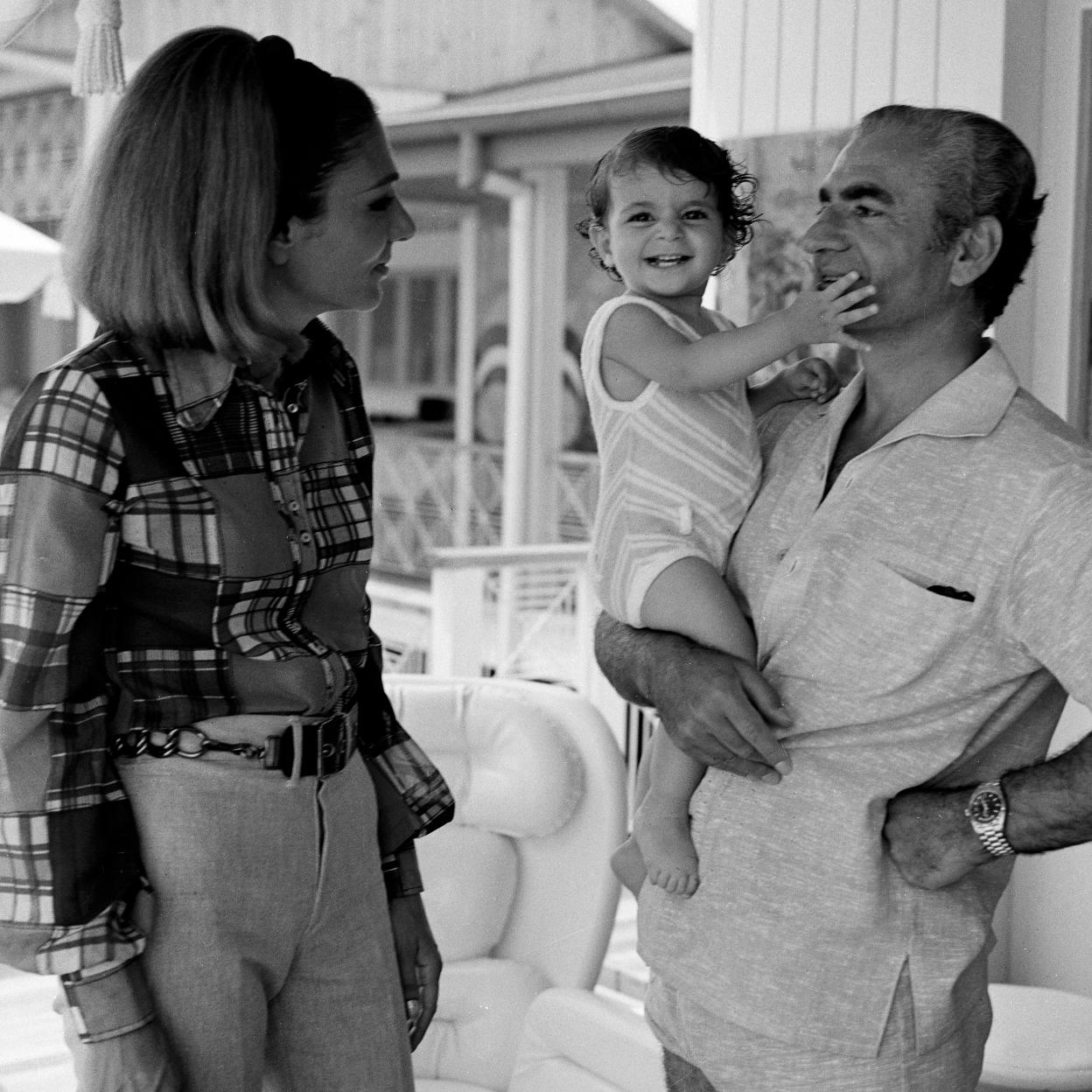 Liela Pahlavi, de niña, con sus padres, el Sha de Persia y la emperatriz Farah diba./getty images