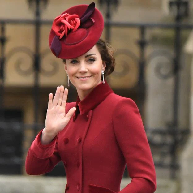 Kate Middleton con abrigo rojo y pamela a juego. 