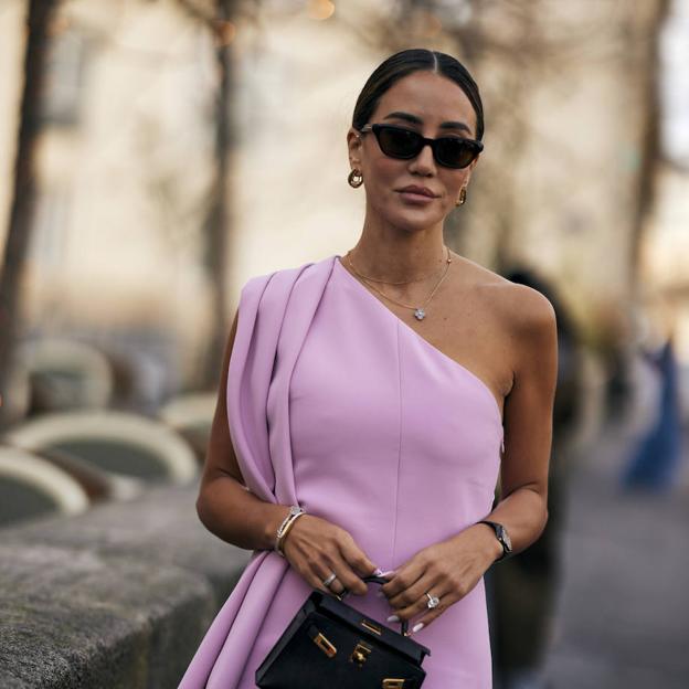 Influencer con vestido rosa en el street style