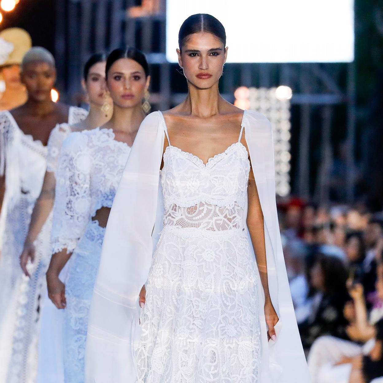 Espardeñas cómodas, vestidos blancos y cowboy ibicenco: las tendencias  vistas en la pasarela de Adlib Ibiza | Mujer Hoy