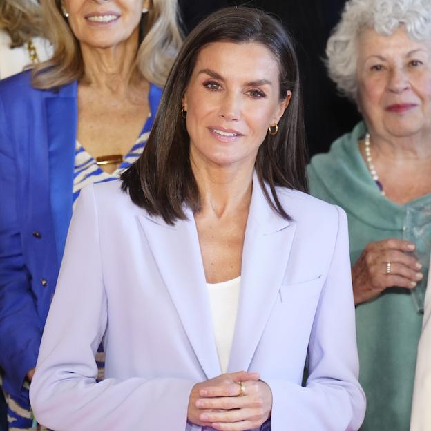 La reina Letizia con un traje lila. /