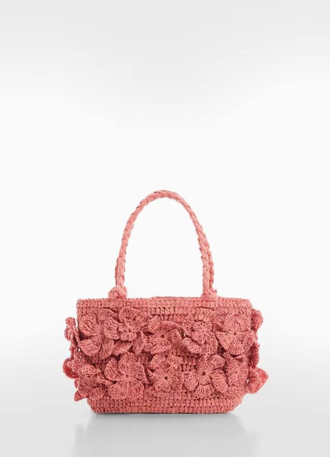 Bolso adornado con detalle de flores