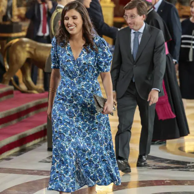 Teresa Urquijo con un vestido estampado azul.