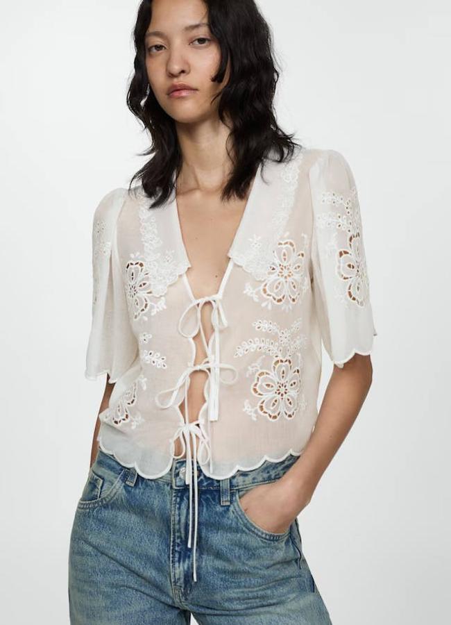 Blusa de manga corta blanca con bordados y festoneados