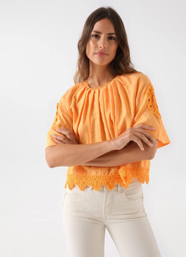 Blusas de manga corta con crochet a tono