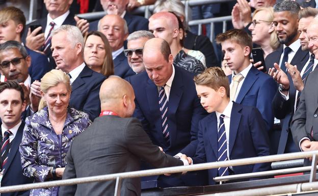 El príncipe Guillermo y su hijo, el príncipe George en la final de la FA Cup. 