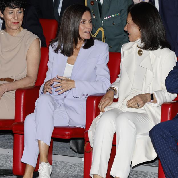 Doña Letizia y Ana Patricia Botín en un acto público. 