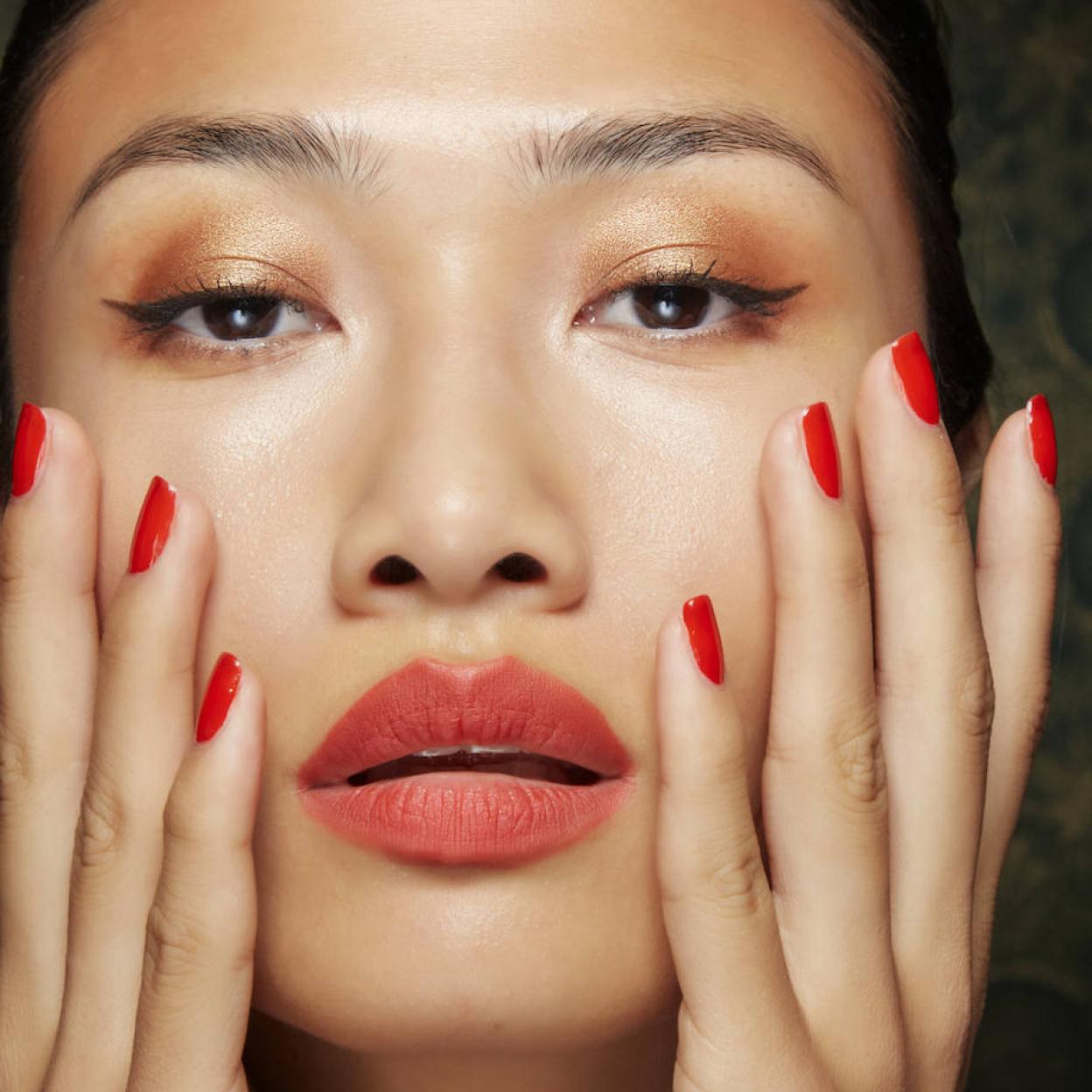 Modelo con uñas dip powder color rojo/LAUNCHMETRICS SPOTLIGHT