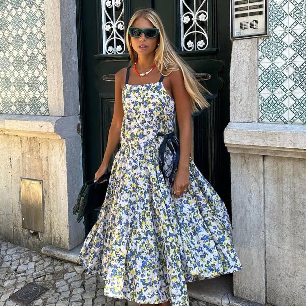 Influencer con vestido de verano estilo portugués