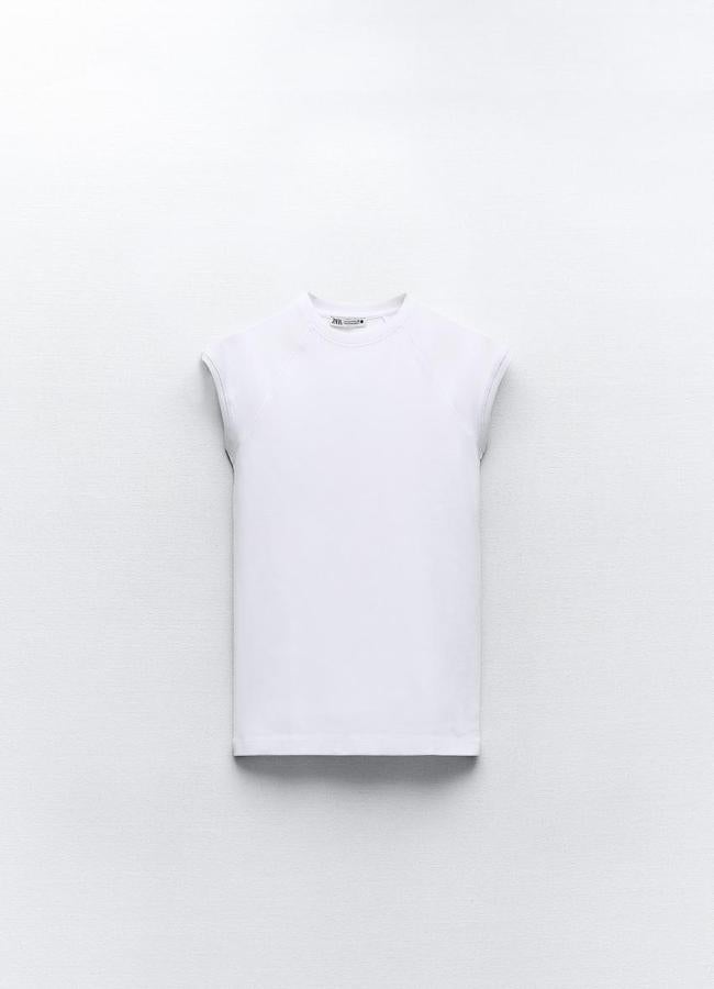 Camiseta básica en color blanco de Zara.