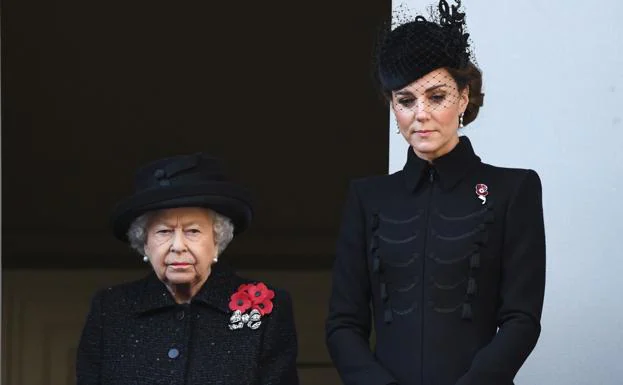 Isabel II junto a Kate Middleton en 2019. 
