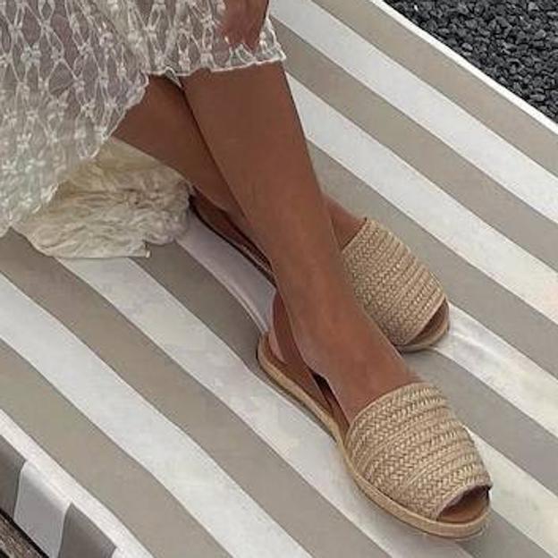 Influencer con sandalias de rafia