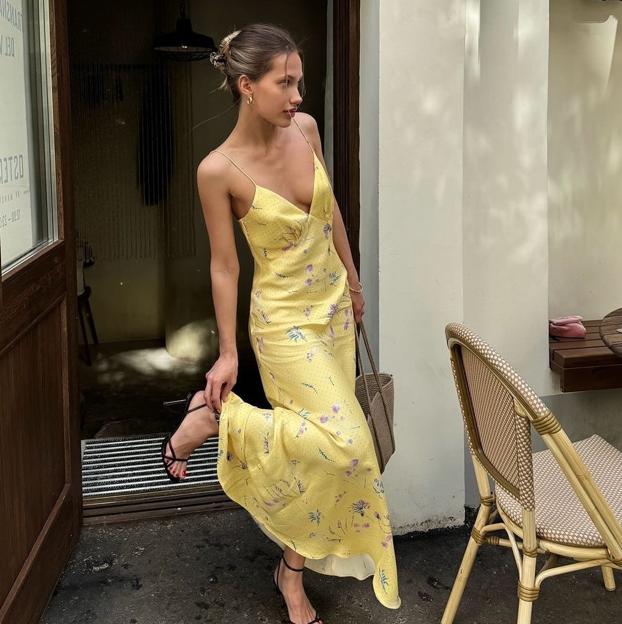 Mujer con vestido de verano