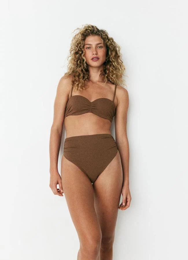 Brown bikini from H&M: panties 19.99 euros and bra 19.99 euros.