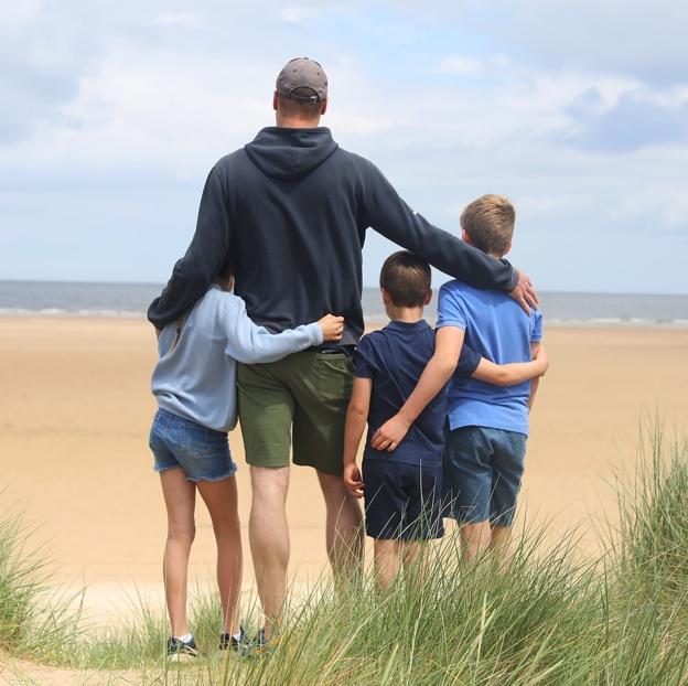 Guillermo con sus tres hijos en la imagen publicada en las redes sociales de los príncipes de Gales para celebrar el Día del Padre. 