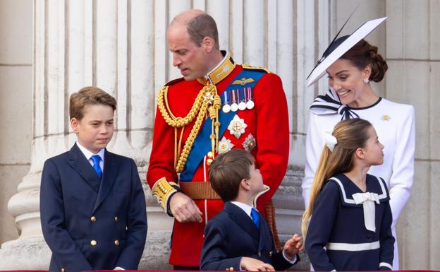 Los príncipes de Gales junto a sus hijos en el desfile del Trooping the Colour. 