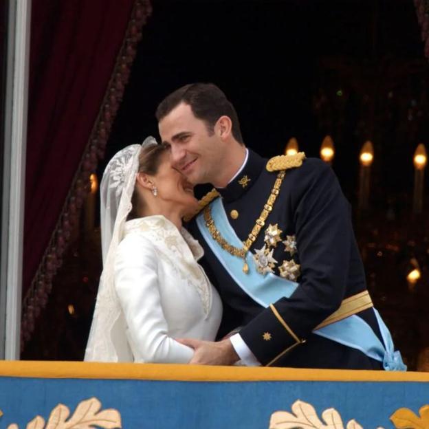 Los reyes Felipe y Letizia, en el balcón del Palacio Real el día de su boda.