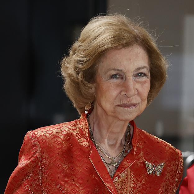 El look elegante de la reina Sofía para ir de concierto con Ana Botín: chaqueta naranja y un broche de mariposa con significado oculto