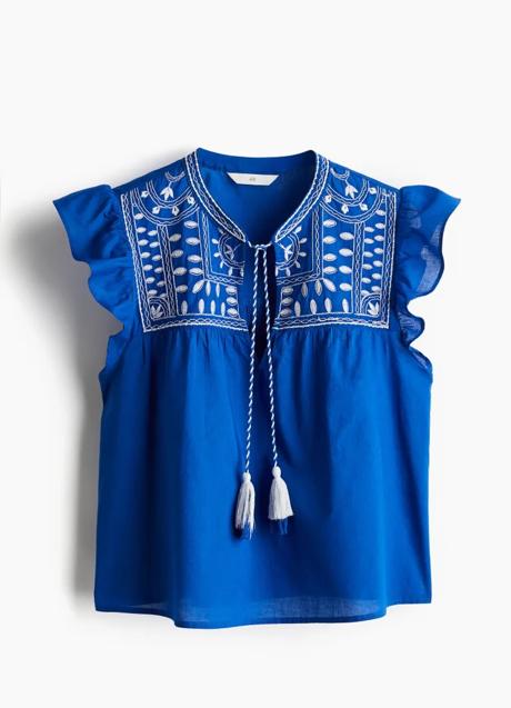 Blusa azul con bordados de H&M (25,99 euros)