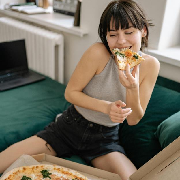 Mujer comiendo