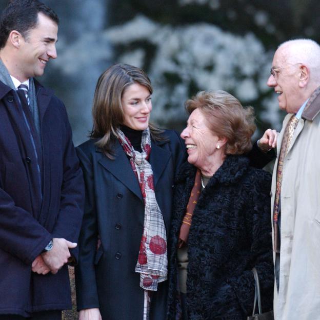 Felipe y Letizia, con José Luis Ortiz y Menchu Álvarez del Valle en Covadonga. 