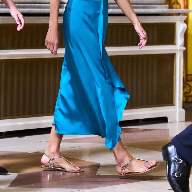 Copia a la reina Letizia con estas sandalias planas de dedo sencillas y elegantes