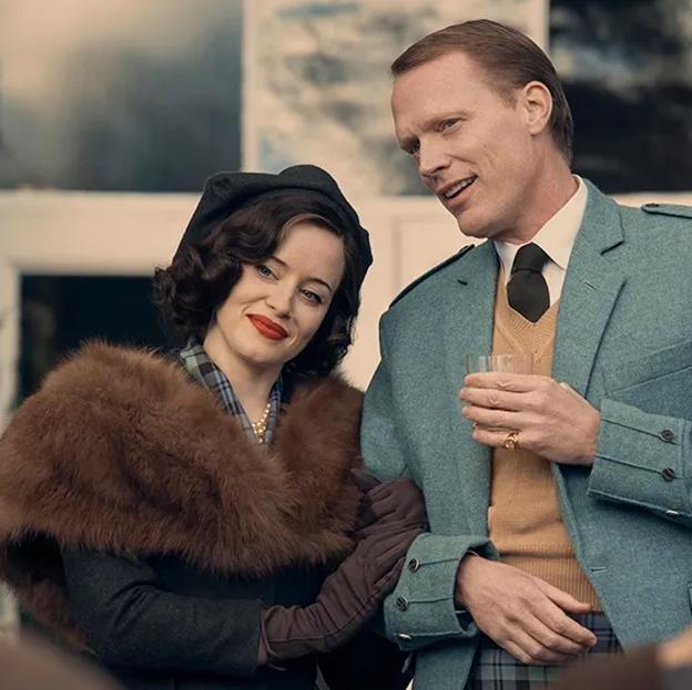 Claire Foy y Paul Bettany, protagonistas de A very british scandal.