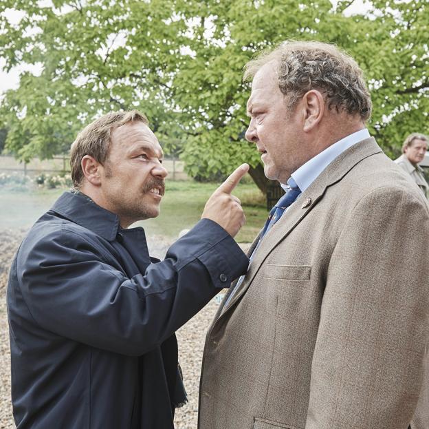 Stephen Graham y Mark Addy en una imagen de Los crímenes de Essex, miniserie británica basada en un terrible hecho real.