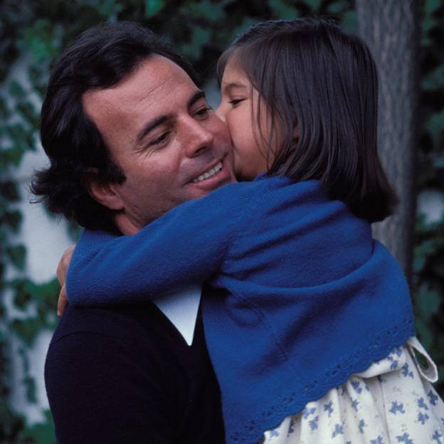 Retrato íntimo y personal de Julio Iglesias: «Su hija Chábeli es su ojito derecho, su consentida»